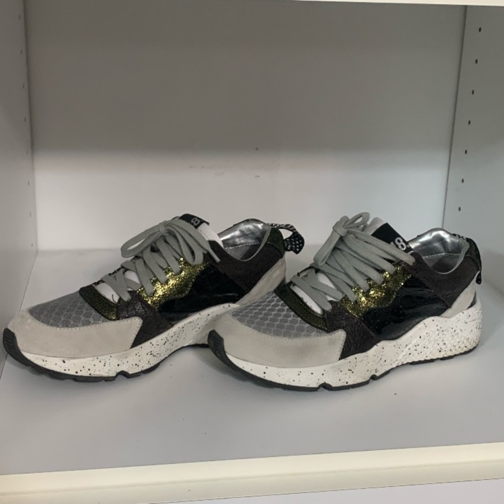 P448 sneakers in great condition! Size 5.5/6!